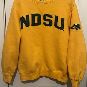 e5 North Dakota State Bison NDSU Sweatshirt Yellow Crewneck Embroidered Size M